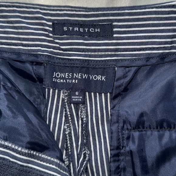 Jones New York Signature Navy White Striped Seersucker Shorts 12” Inseam Sz 6 - Picture 3 of 9